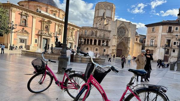 Zahlreiche Vermieter bieten Fahrräder an, um durch die Altstadt oder durch den Turia-Garten zu radeln.