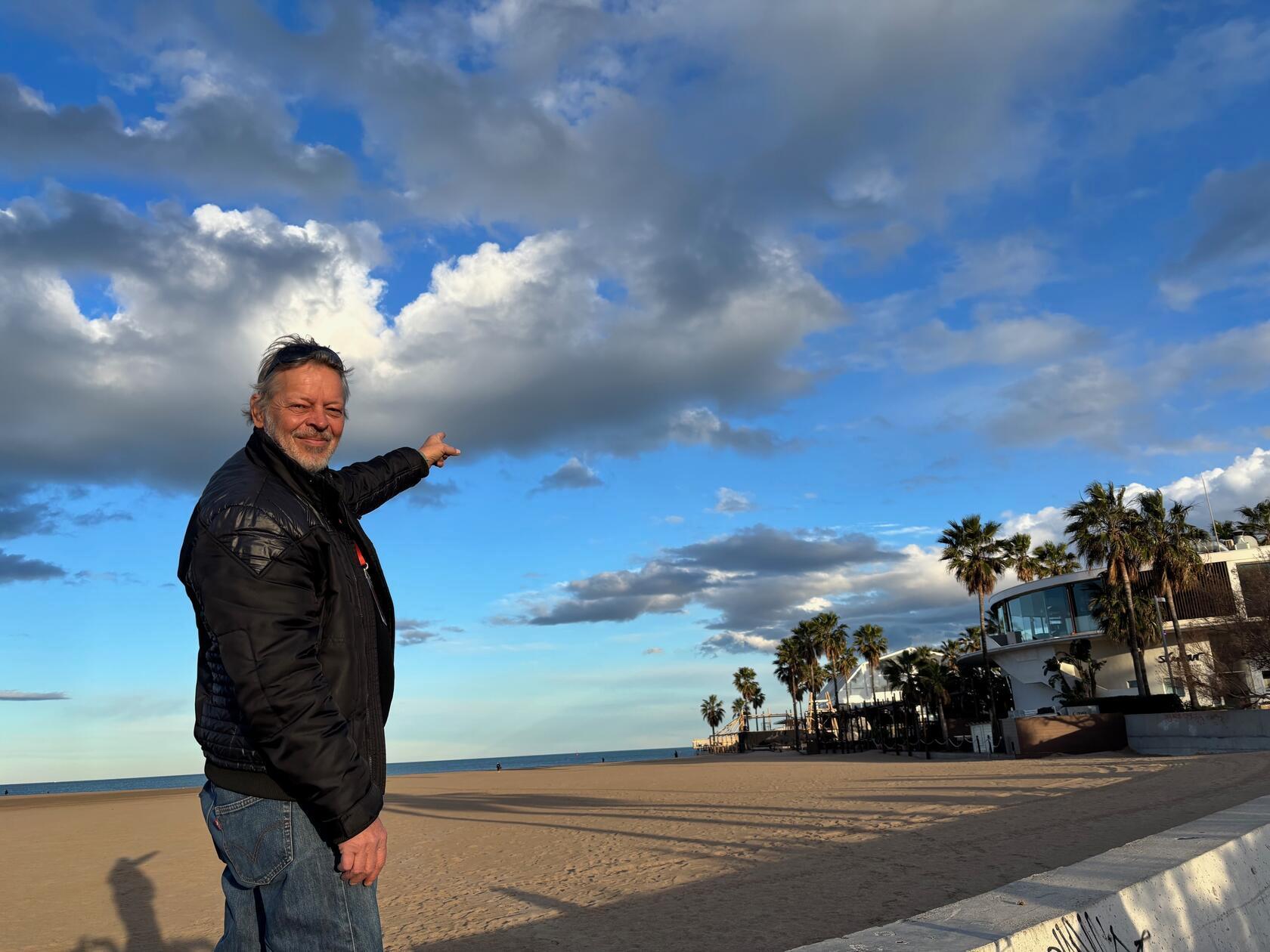 Arie Blok führt Touristen durch seine Wahlheimat und natürlich auch an den endlos scheinenden Strand.