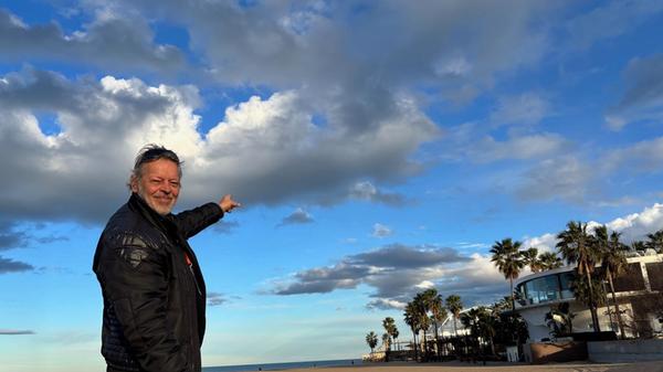 Arie Blok führt Touristen durch seine Wahlheimat und natürlich auch an den endlos scheinenden Strand.