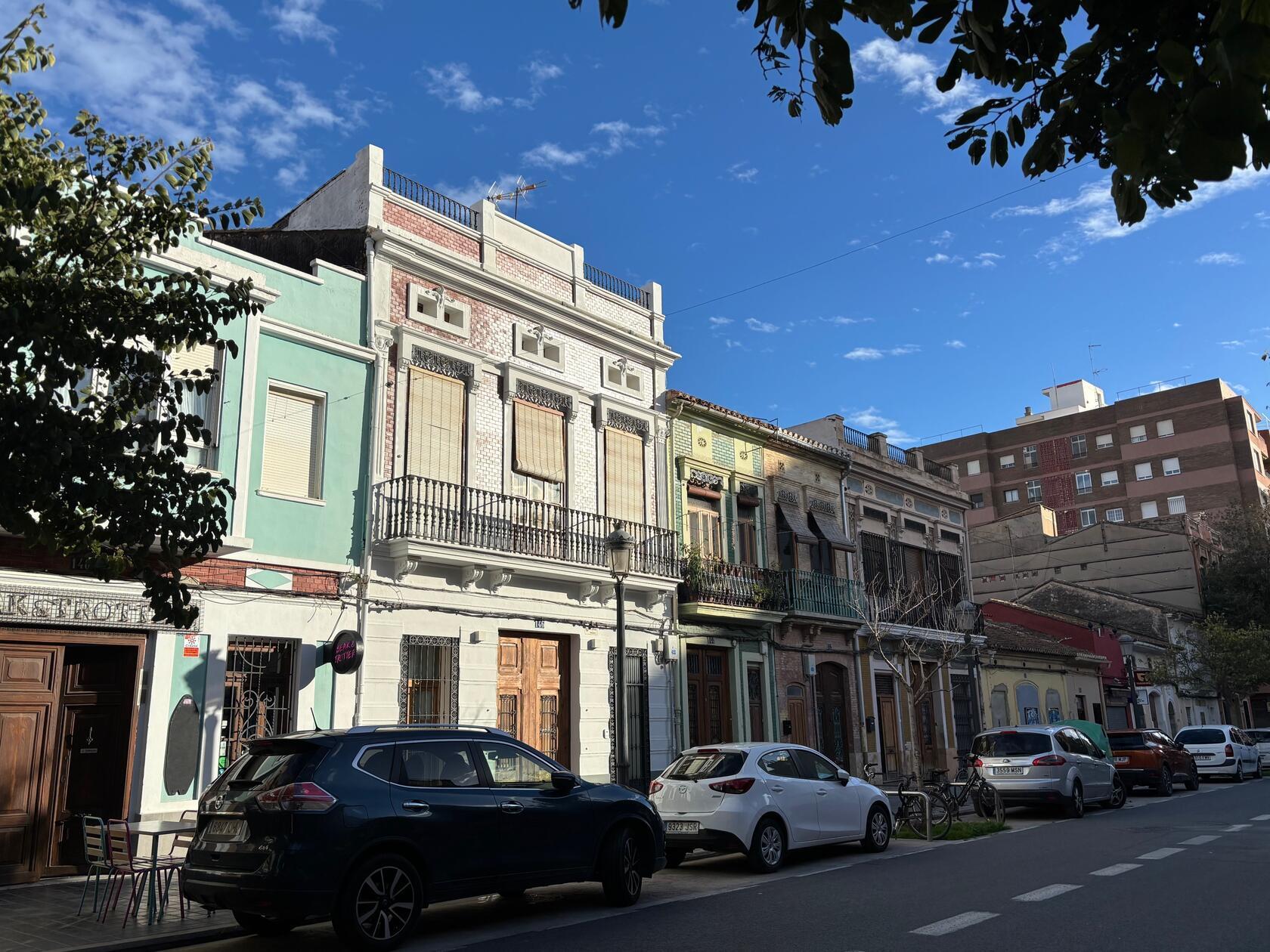Unweit des langen Strands liegt das historische Hafenviertel El Cabanyal mit seinen bunten Häuschen.