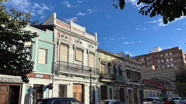 Unweit des langen Strands liegt das historische Hafenviertel El Cabanyal mit seinen bunten Häuschen.