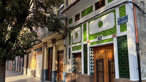 El Cabanyal ist auch für die Häuser mit den bunten Kacheln bekannt.