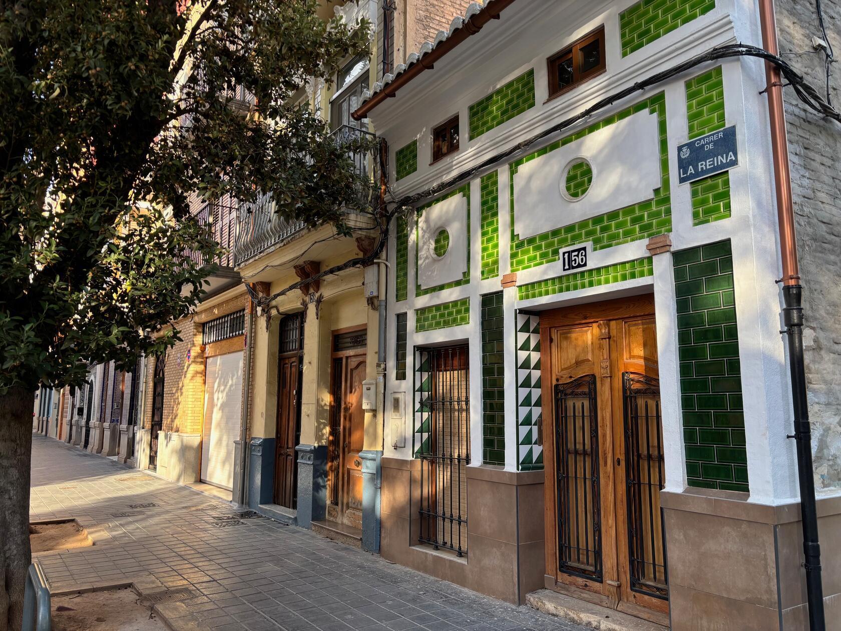 El Cabanyal ist auch für die Häuser mit den bunten Kacheln bekannt.