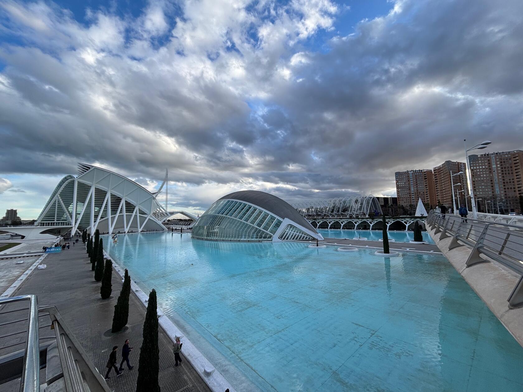 Die „Ciudad de las Artes y las Ciencias“, die Stadt der Künste und der Wissenschaften, ist eines der bekanntesten Wahrzeichen von Valencia.