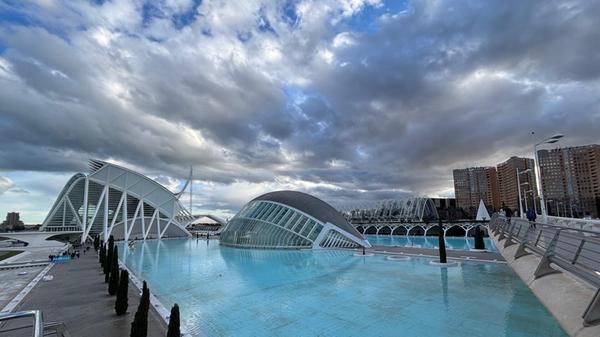 Die „Ciudad de las Artes y las Ciencias“, die Stadt der Künste und der Wissenschaften, ist eines der bekanntesten Wahrzeichen von Valencia.