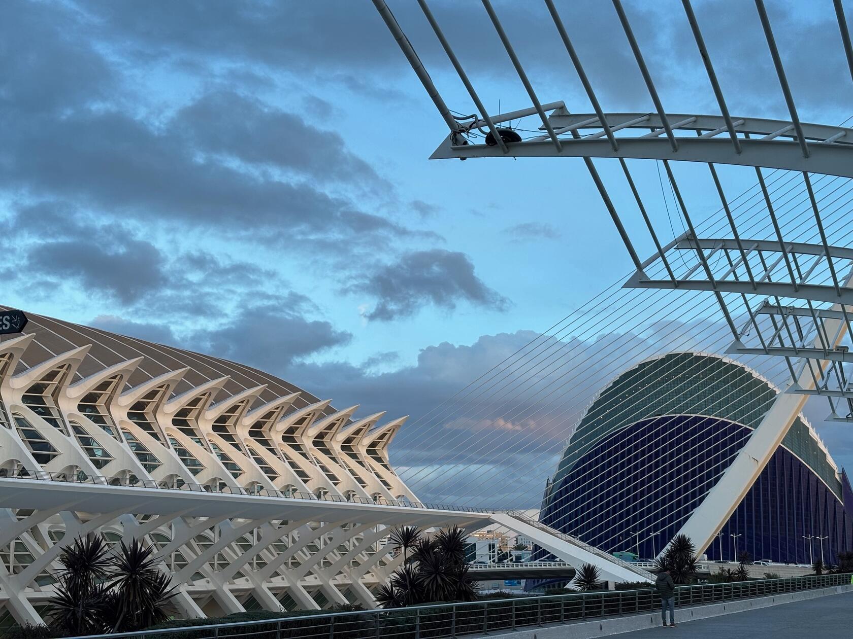 Mit Wasserinstallationen und beeindruckender Architektur.