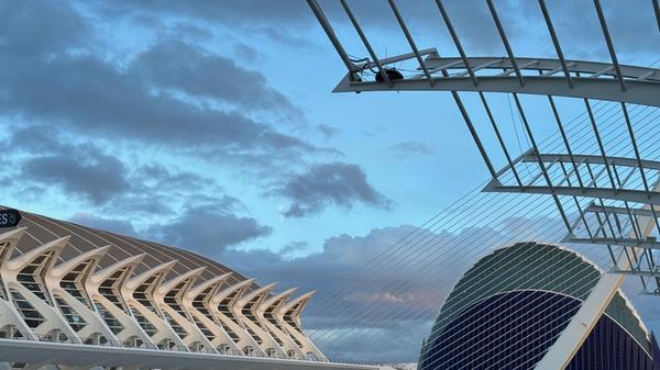 Mit Wasserinstallationen und beeindruckender Architektur.