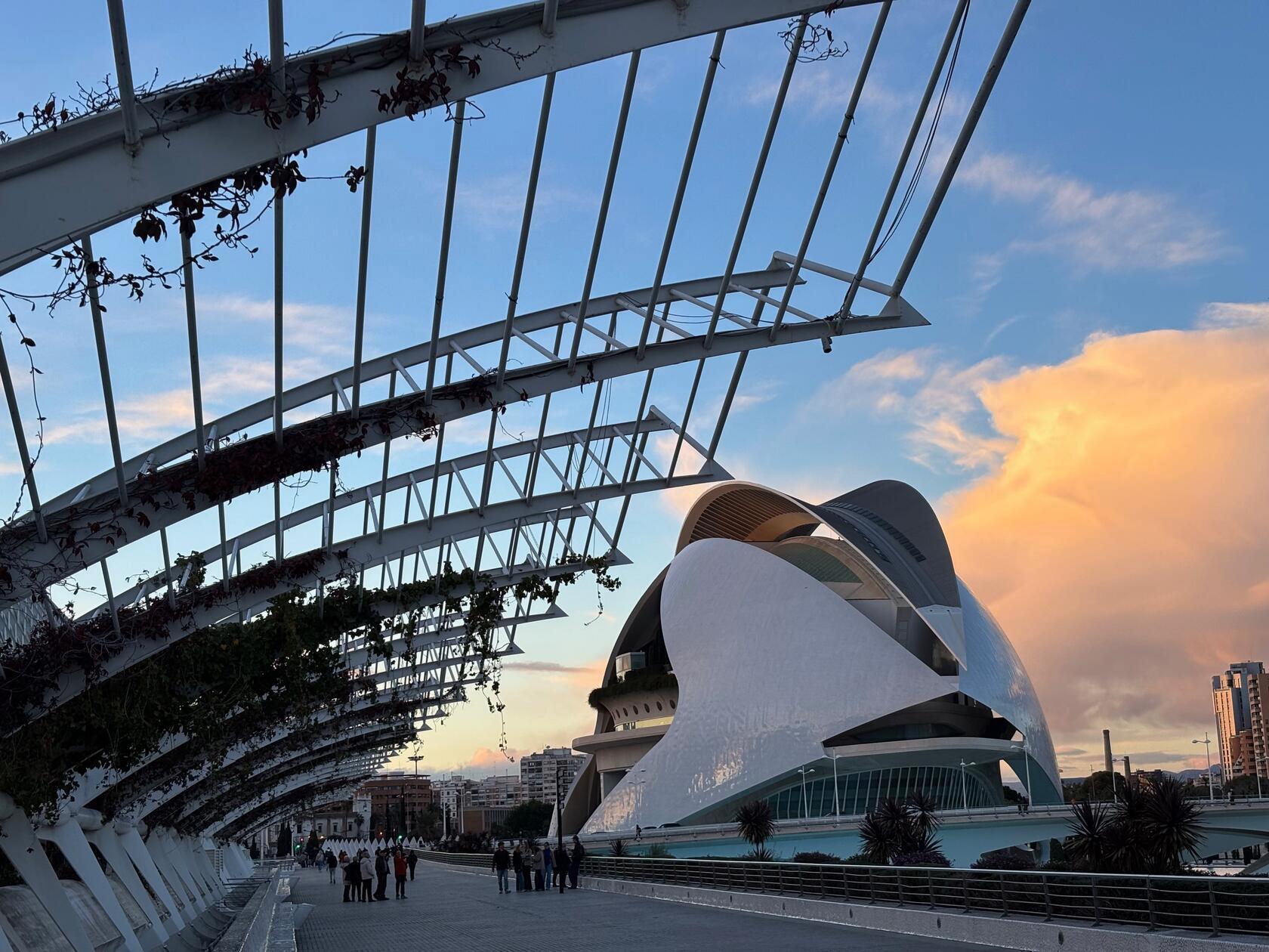 Die Bauten erzählen zum Teil auch Stadtgeschichte. Hier ähnelt etwa die Architektur einem Römerhelm mit geöffnetem Visier.