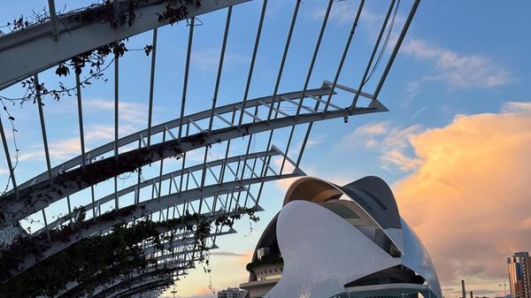 Die Bauten erzählen zum Teil auch Stadtgeschichte. Hier ähnelt etwa die Architektur einem Römerhelm mit geöffnetem Visier.