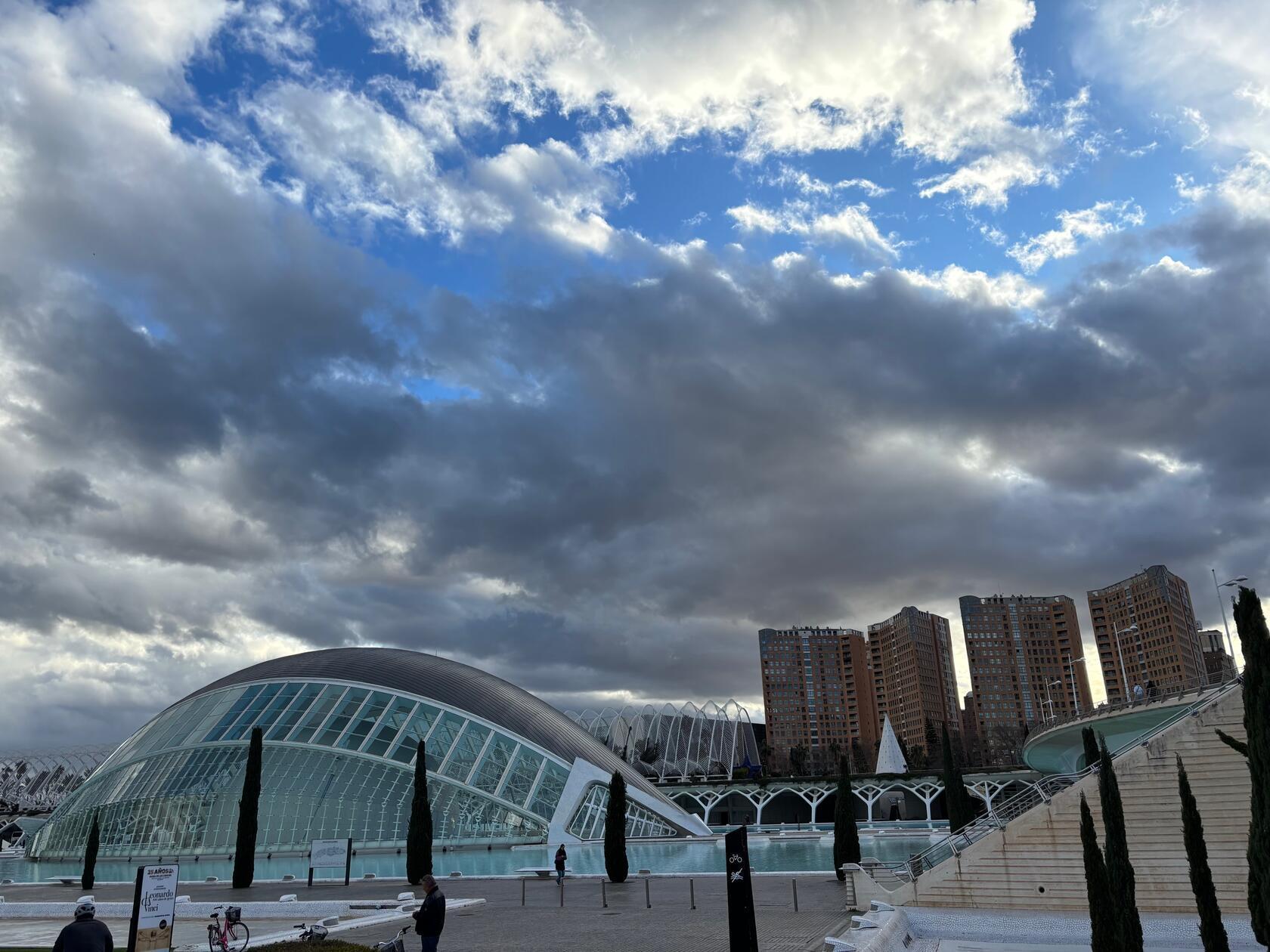 Auch ein Perspektivenwechsel lohnt sich hier immer wieder, denn dadurch erscheinen die Bauten in einem anderen Licht, etwa wie ein dicker Wal.