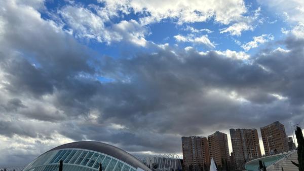 Auch ein Perspektivenwechsel lohnt sich hier immer wieder, denn dadurch erscheinen die Bauten in einem anderen Licht, etwa wie ein dicker Wal.