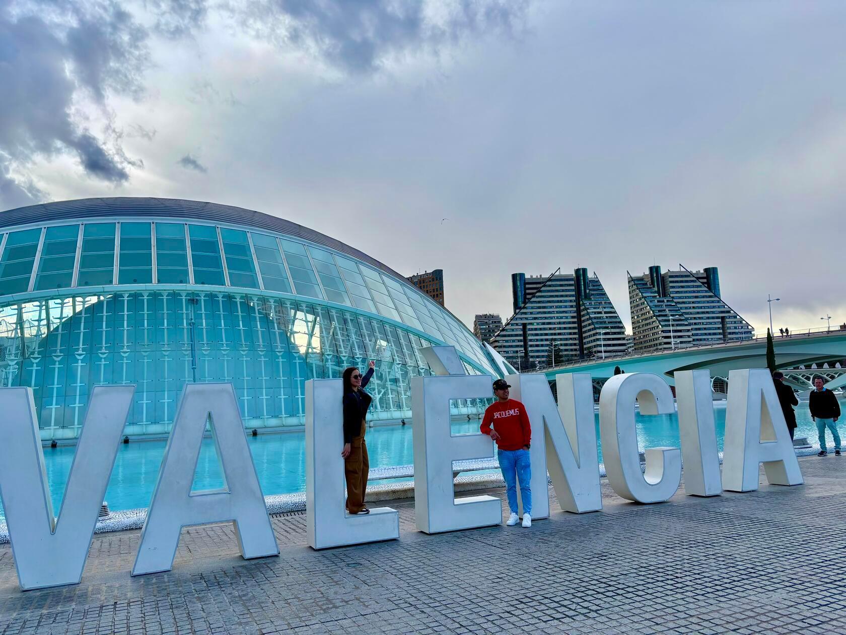 Erinnerungsfoto vor beeindruckender Kulisse.