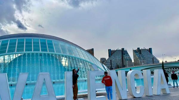 Erinnerungsfoto vor beeindruckender Kulisse.