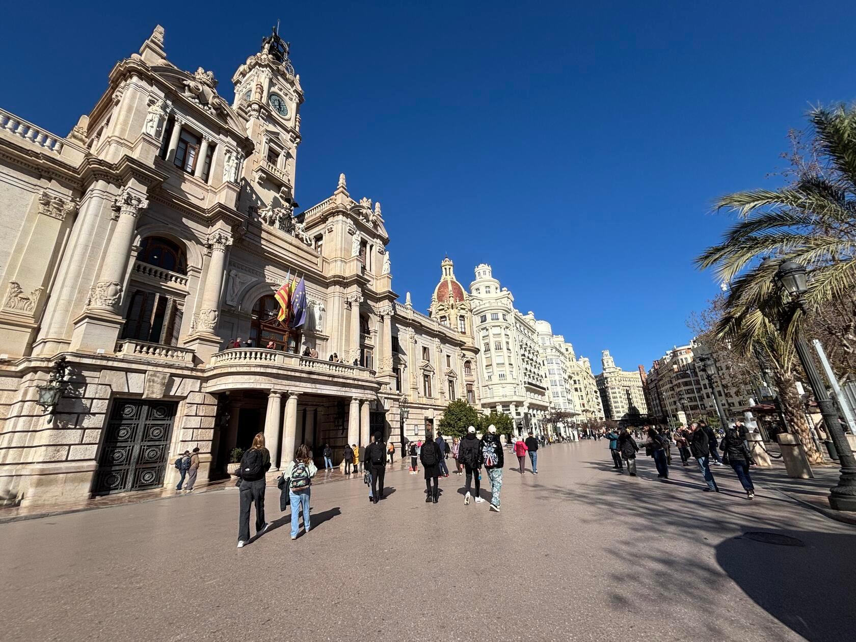 Das historische Rathaus. Der großzügige Balkon wurde nachträglich errichtet.