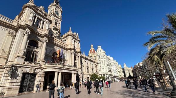 Das historische Rathaus. Der großzügige Balkon wurde nachträglich errichtet.