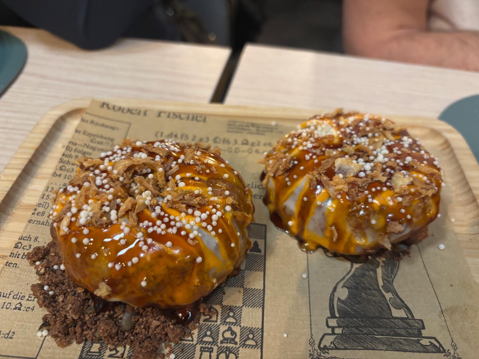 Dieser Teig ist gefüllt mit würzigem Schweinefleisch.