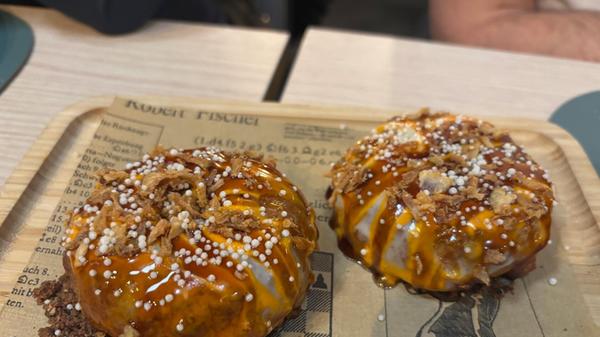 Dieser Teig ist gefüllt mit würzigem Schweinefleisch.