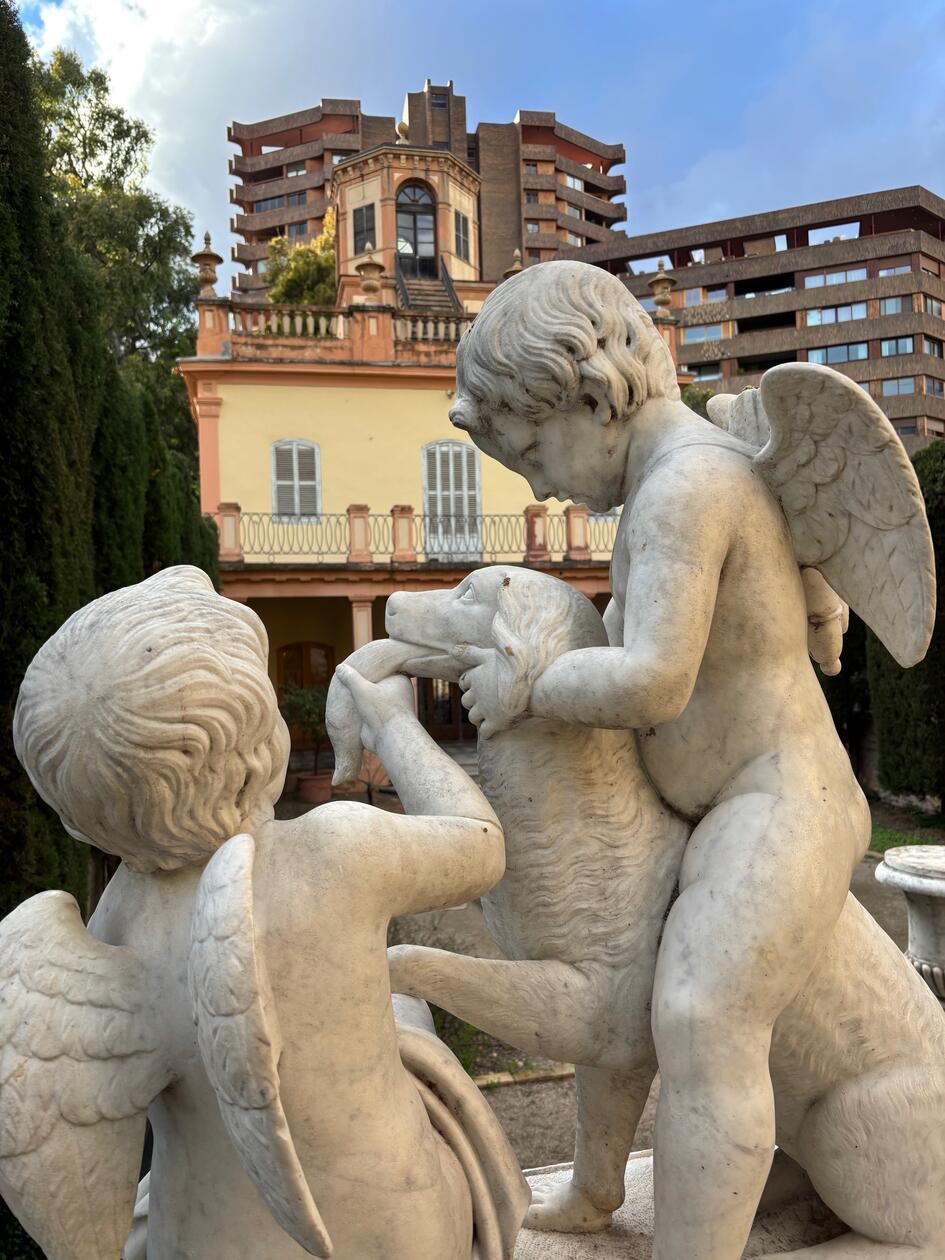 Besonders schön sind in den Jardines del Real all die hübschen Skulpturen.