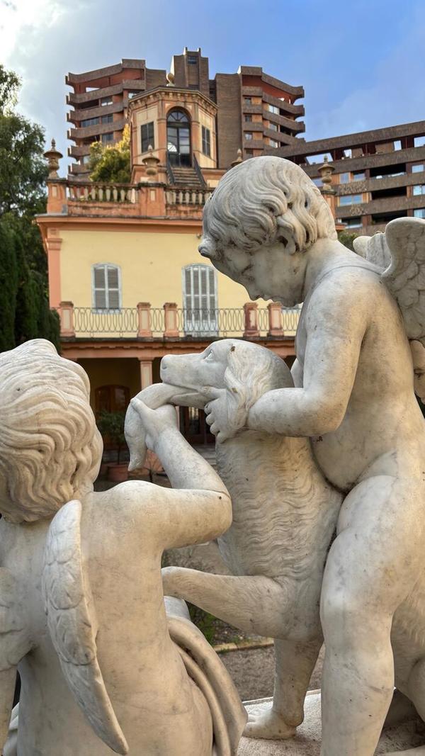 Besonders schön sind in den Jardines del Real all die hübschen Skulpturen.