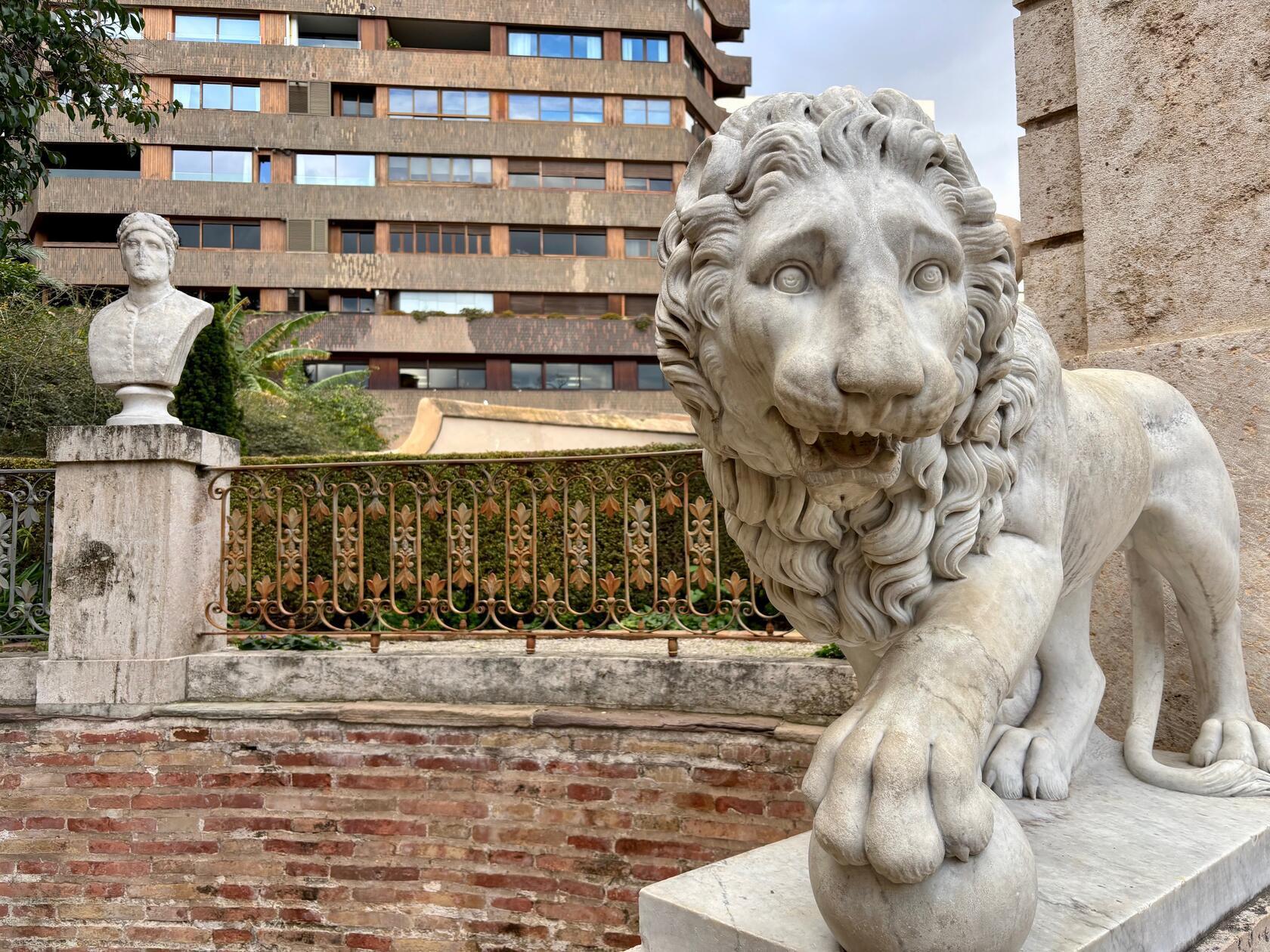 Diese stehen zum Teil in Kontrast mit der teilweise modernen Architektur in der Umgebung.