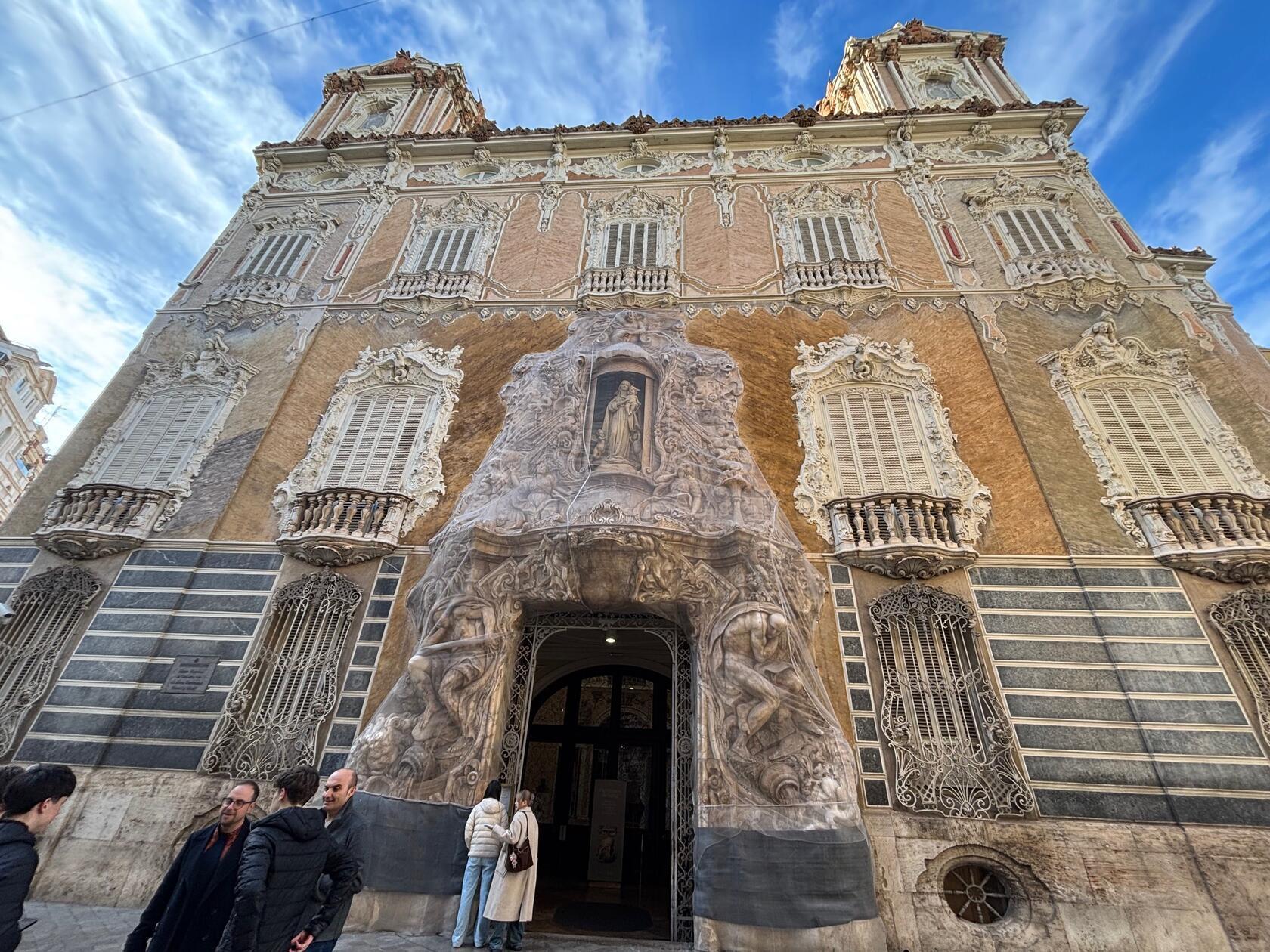 Das Nationalmuseum für Keramik ist schon alleine wegen seiner Fassade aus Alabaster ein Hingucker. Darin finden sich Schätze ab dem 8. Jahrhundert bis in die Neuzeit.