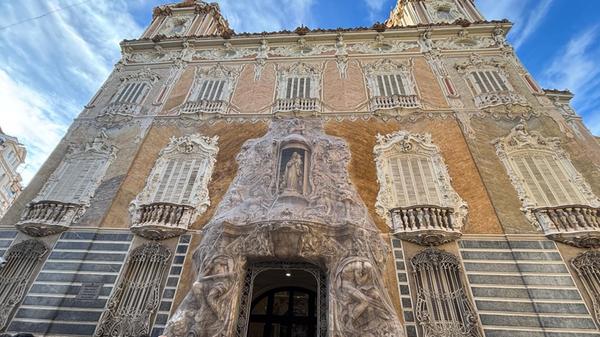 Das Nationalmuseum für Keramik ist schon alleine wegen seiner Fassade aus Alabaster ein Hingucker. Darin finden sich Schätze ab dem 8. Jahrhundert bis in die Neuzeit.