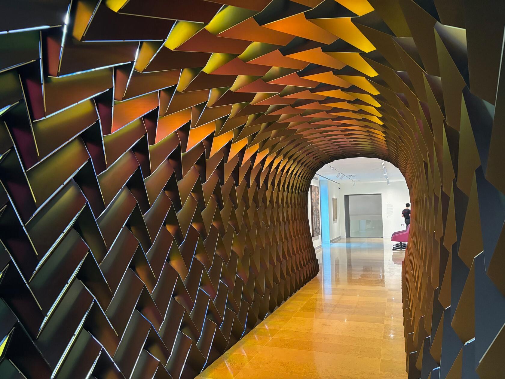 Dabei ist manchmal nichts ist, wie es scheint. Der Gang durch den Tunnel des Künstlers Olafur Eliasson etwa - erlebbare Kunst.