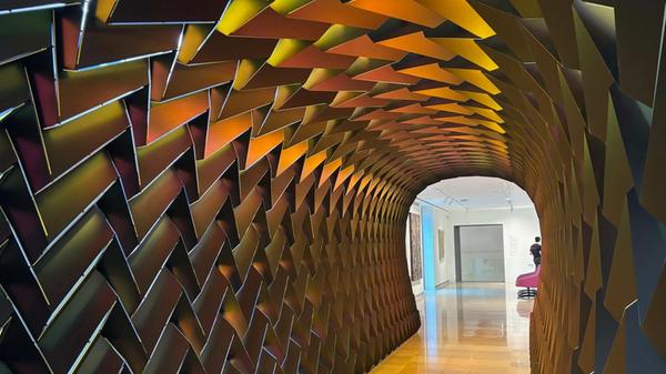 Dabei ist manchmal nichts ist, wie es scheint. Der Gang durch den Tunnel des Künstlers Olafur Eliasson etwa - erlebbare Kunst.