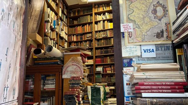 In den Gassen rund um die "Carrer de Sant Ferran" unweit des Mercado Central gibt es kleine Antiquariate.