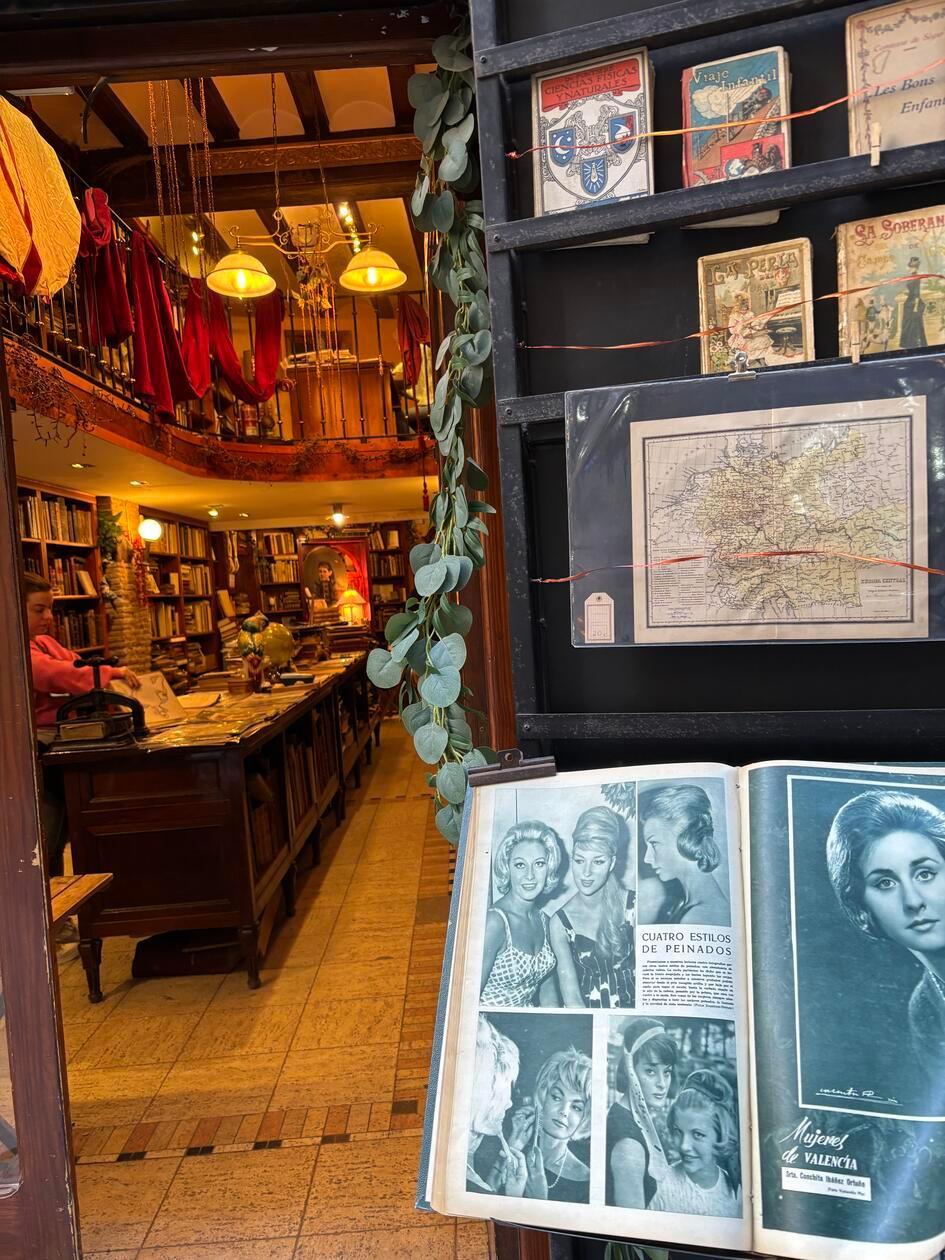 Die kleinen Läden scheinen wie aus der Zeit gefallen.