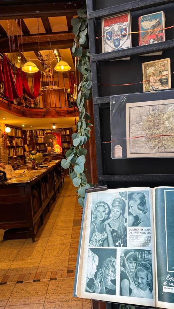 Die kleinen Läden scheinen wie aus der Zeit gefallen.