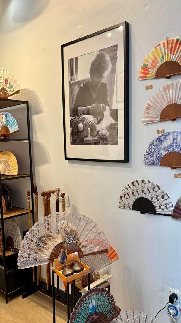 Handgefertigte Fächer bekommt man auch in diesem winzigen Lädchen.