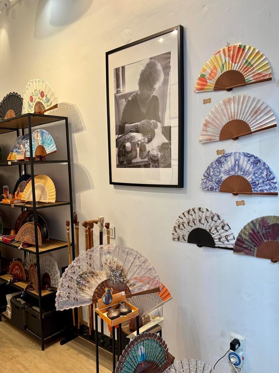 Handgefertigte Fächer bekommt man auch in diesem winzigen Lädchen.