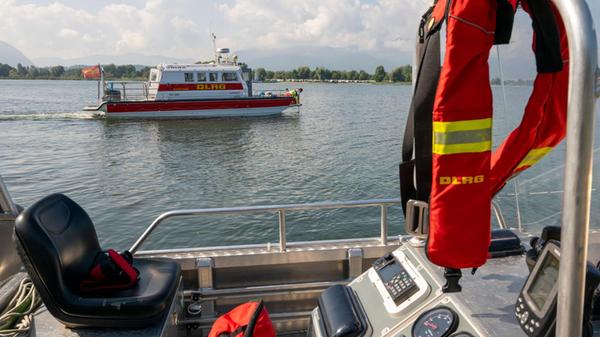 Ein Boot der der DLRG-Wasserwacht startet am Ufer