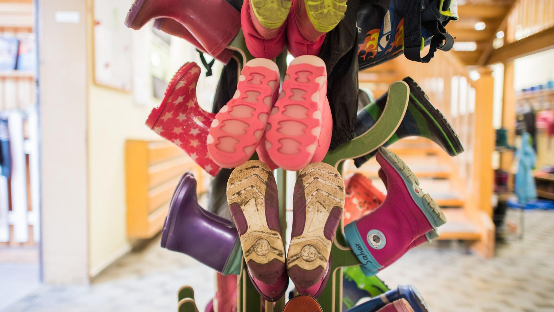 Gummistiefel für Kinder stehen in einer Kindertage