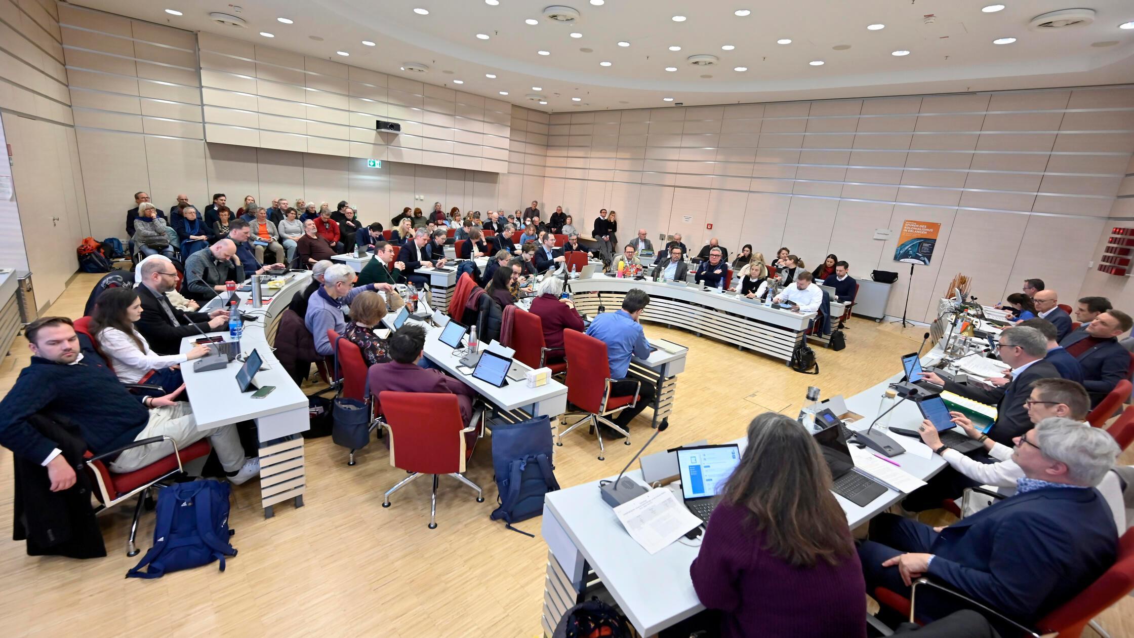 Erlangen:  Sitzung des Erlanger Stadtrats zum Haus