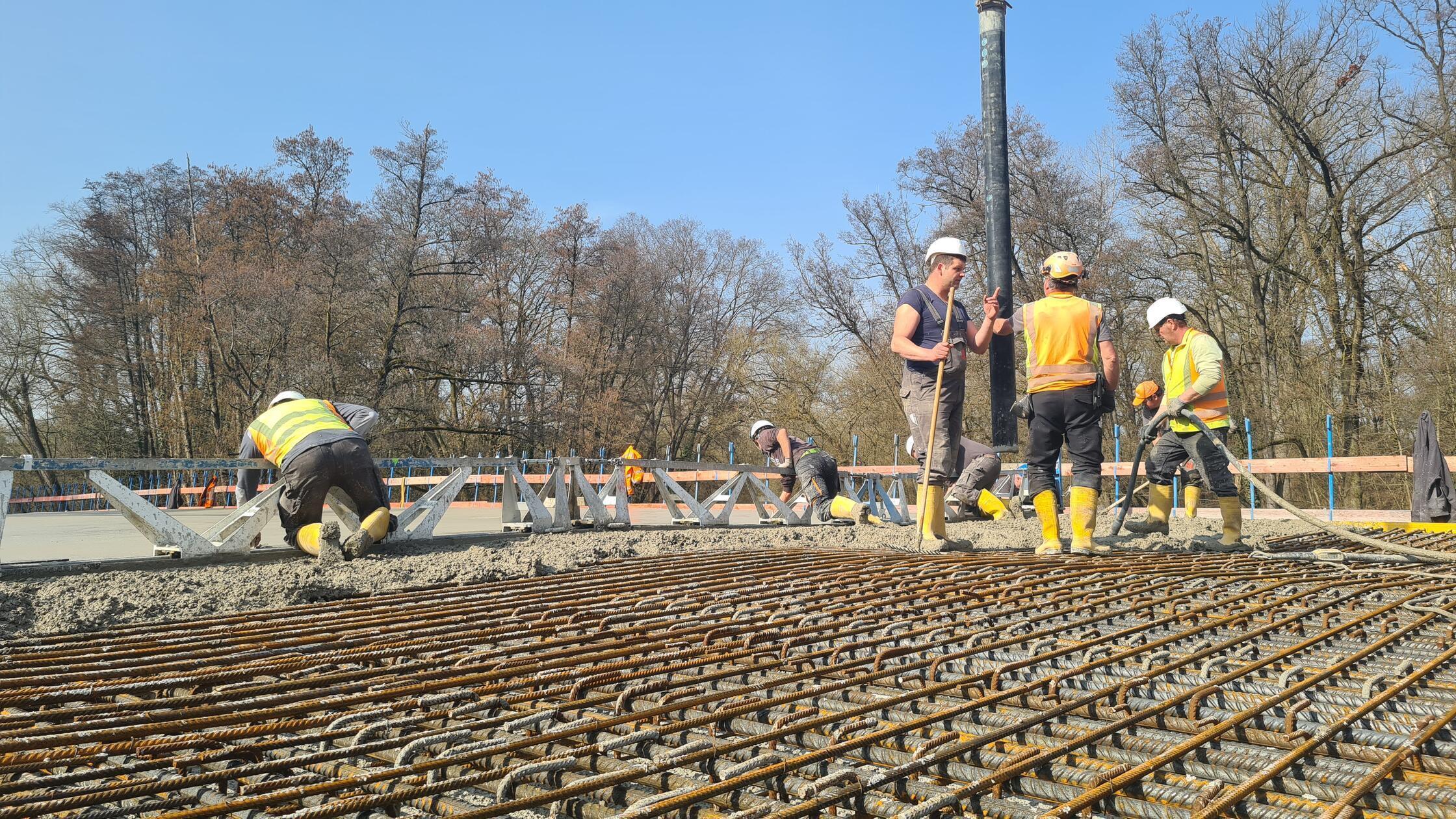 Kraftraubende Tätigkeit: Eine Gruppe Bauarbeiter b