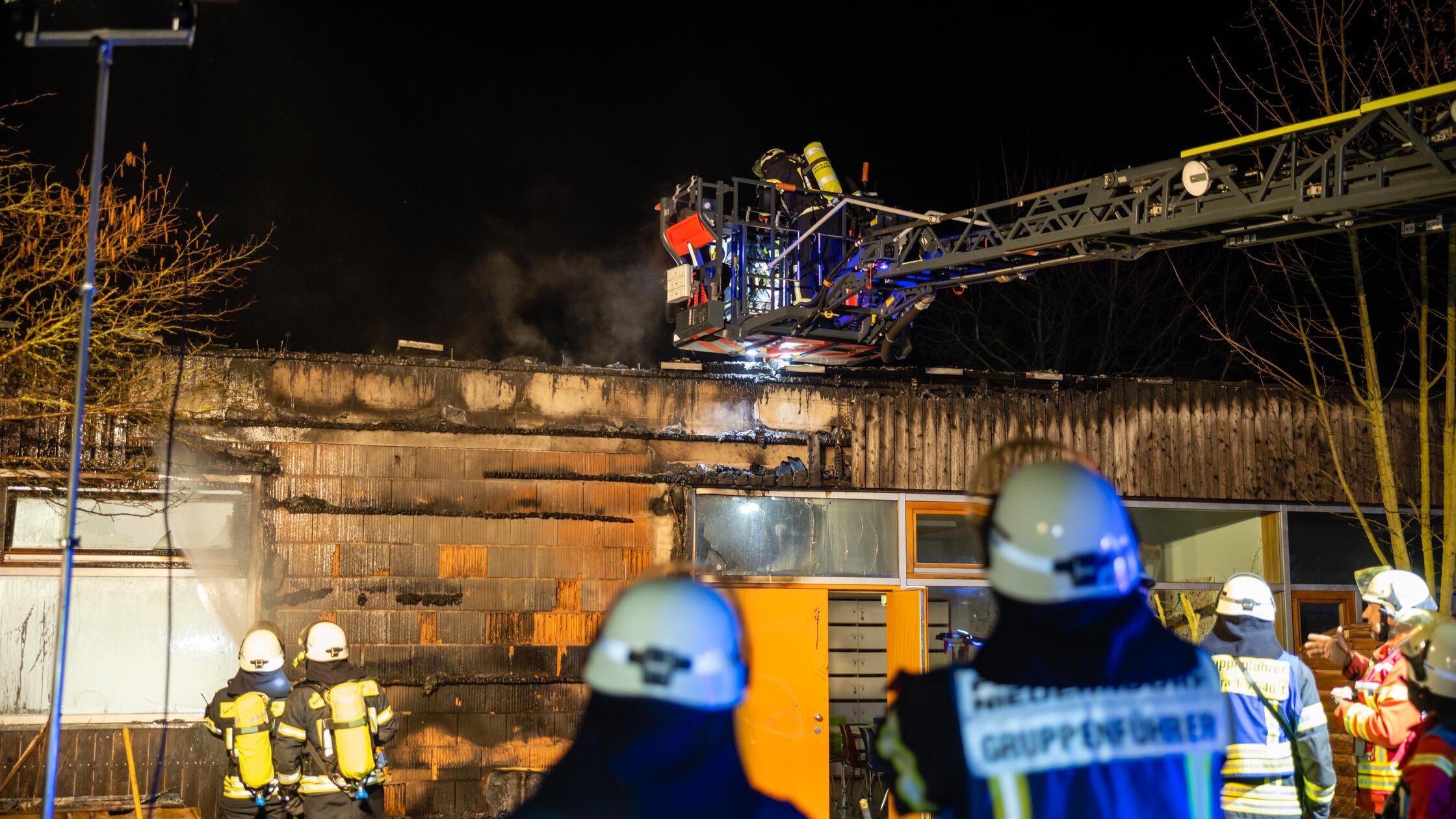 Brand an Montessorischule: Flammen greifen auf Hol