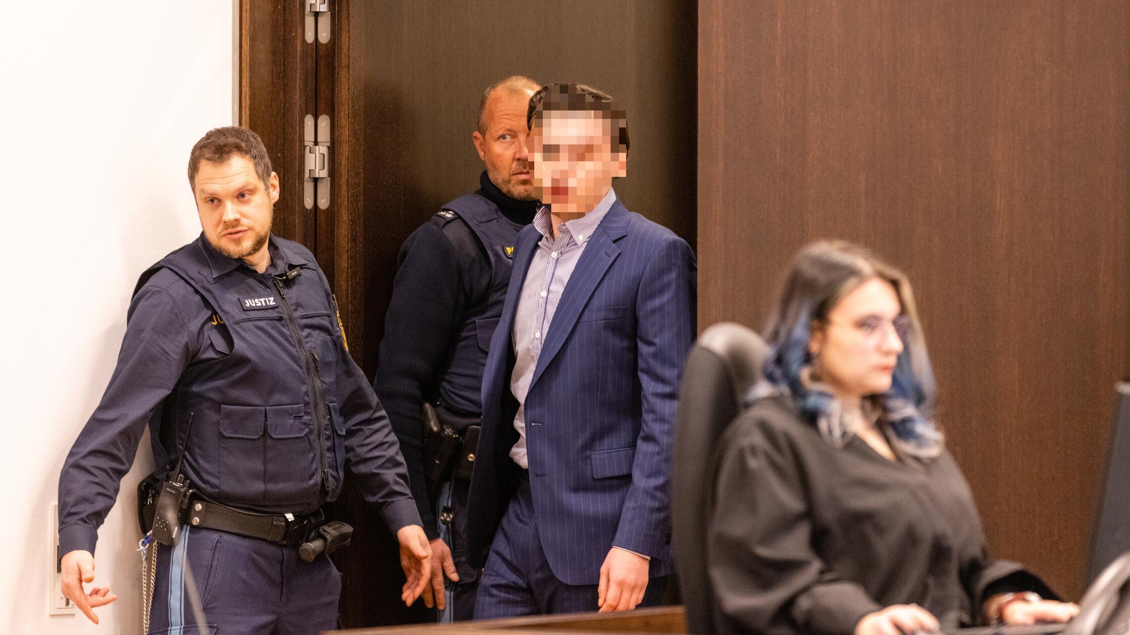 Redaktioneller Hinweis: Angeklagten bitte pixeln!N