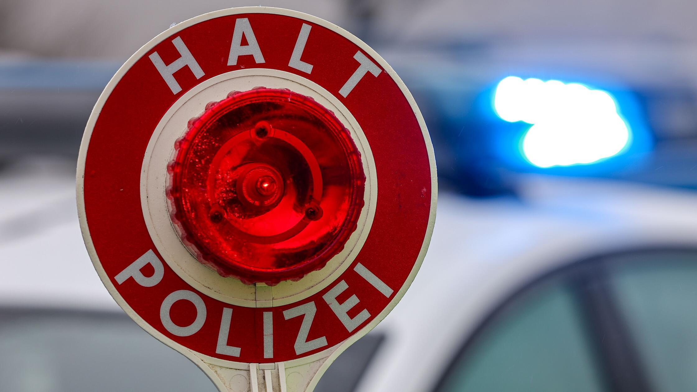 ARCHIV - 05.02.2025, Sachsen, Burgstein: Ein Poliz