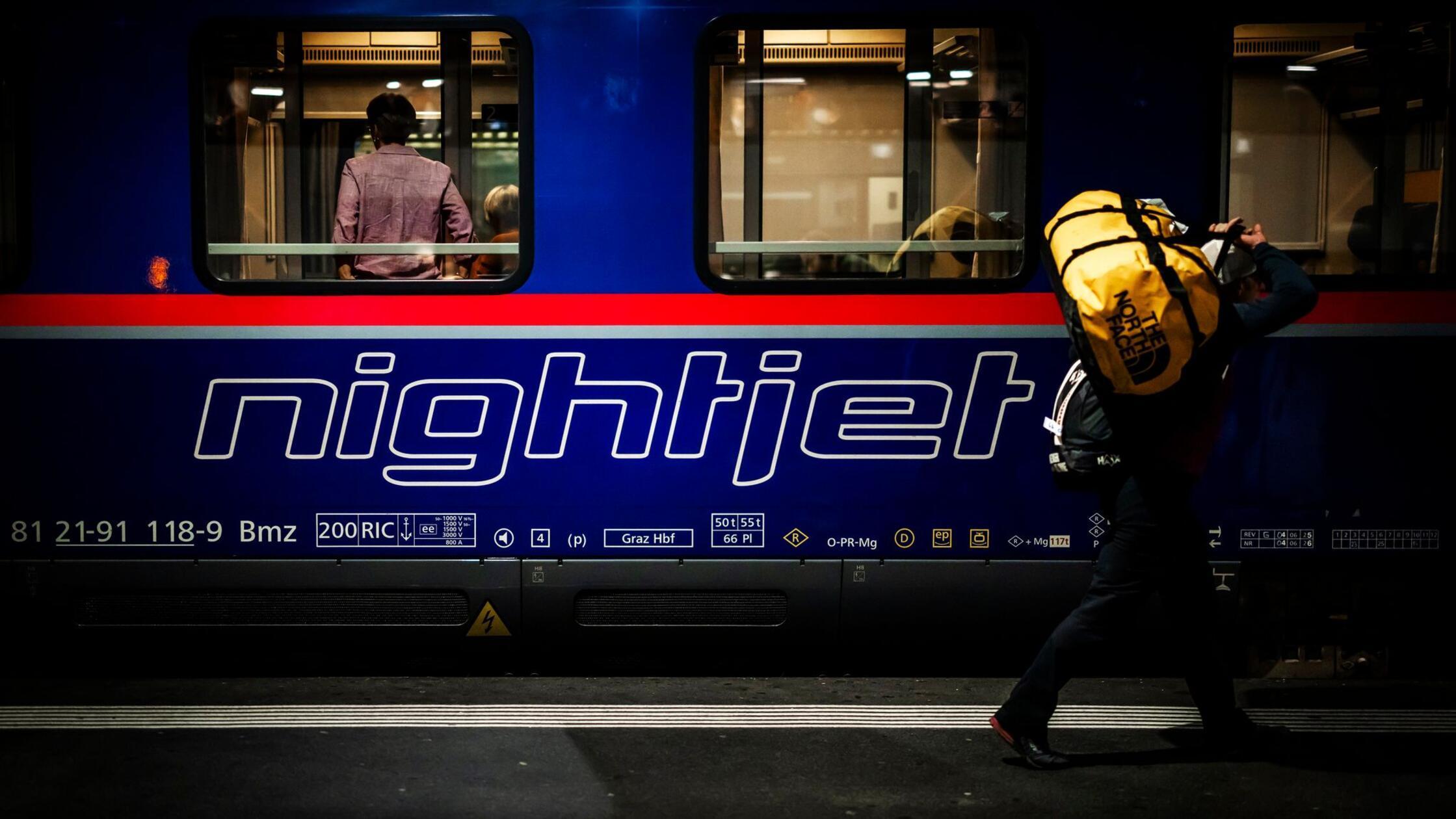 Reisende steigen in einen Nachtzug ein. (zu dpa: «