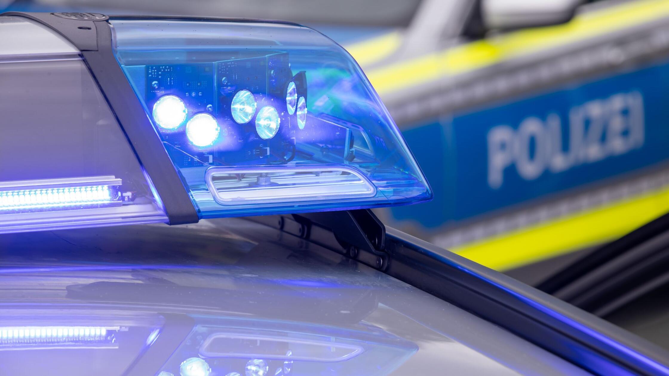 Ein_Blaulicht_auf_dem_Dach_eines_Polizeifahrzeugs_