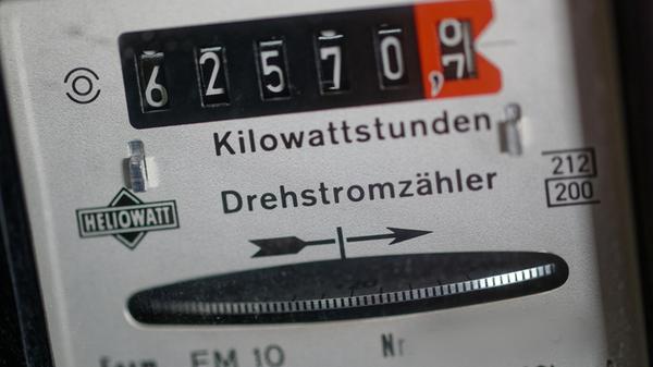 Ein Stromzähler zeigt den Stromverbrauch. (zu dpa: