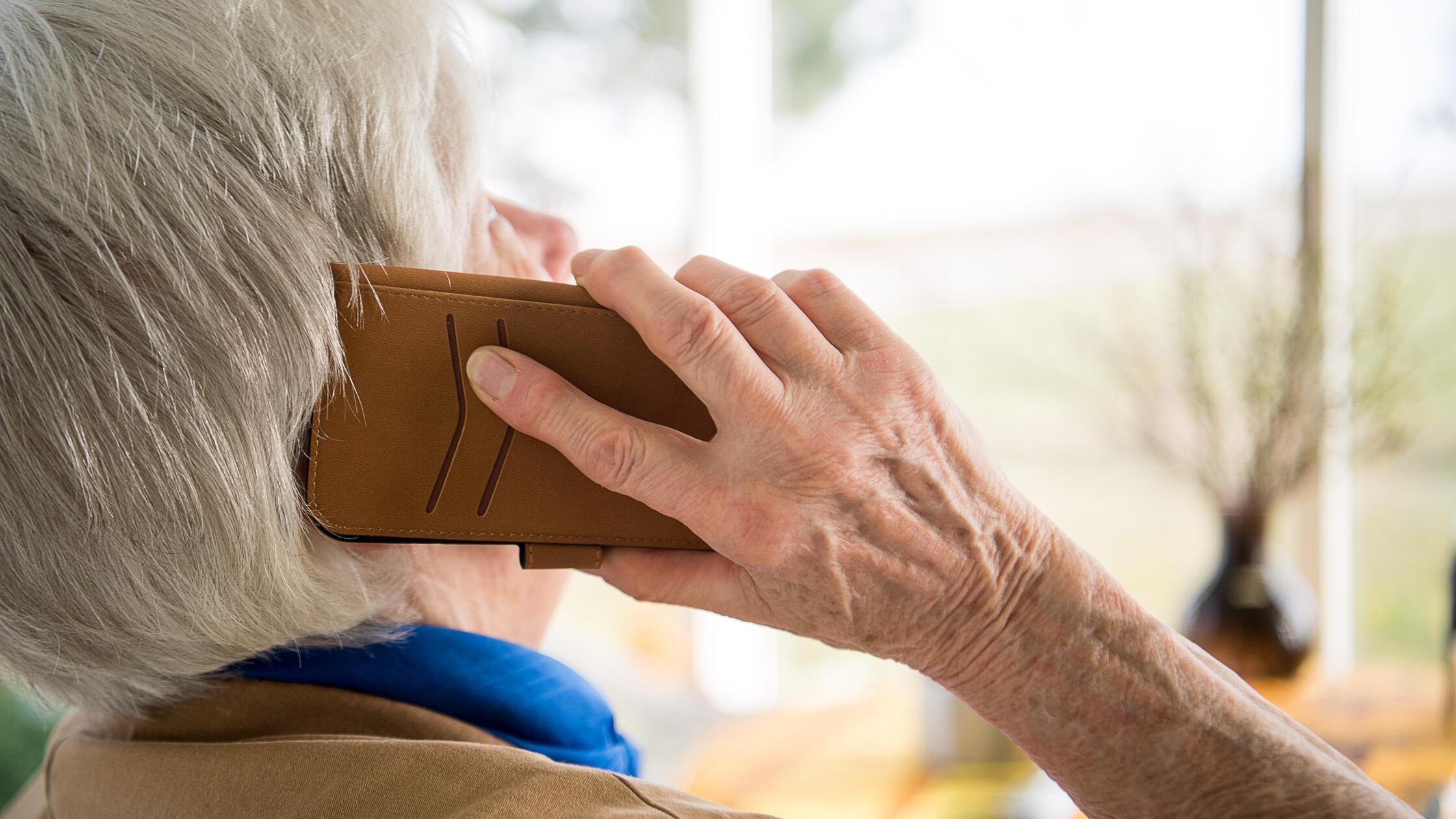 Seniorin und Telefon