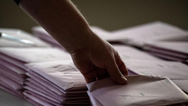 08.03.2026, Bayern, Untermerzbach: Ein Wahlhelfer