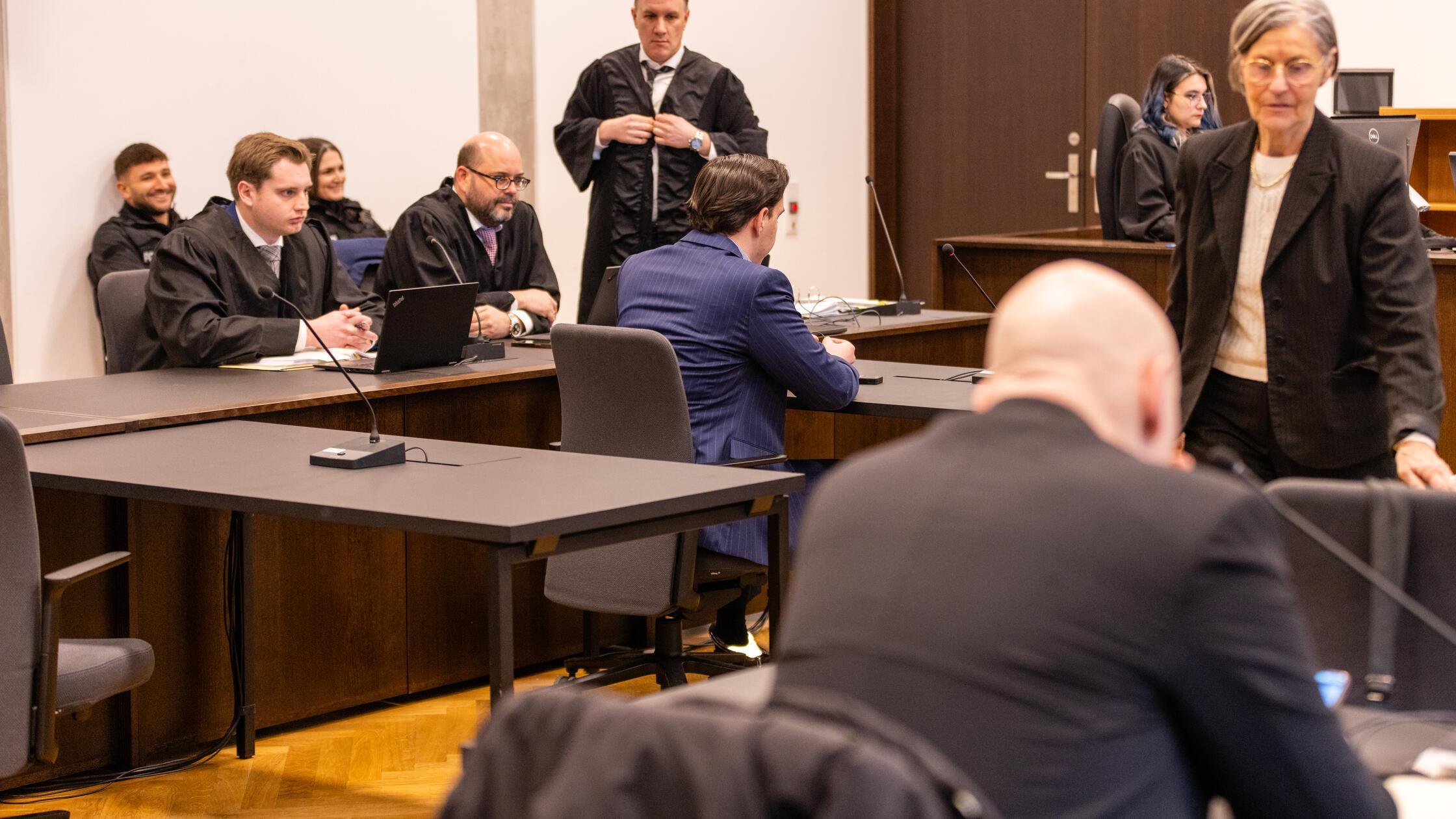 Redaktioneller Hinweis: Angeklagten bitte pixeln!N