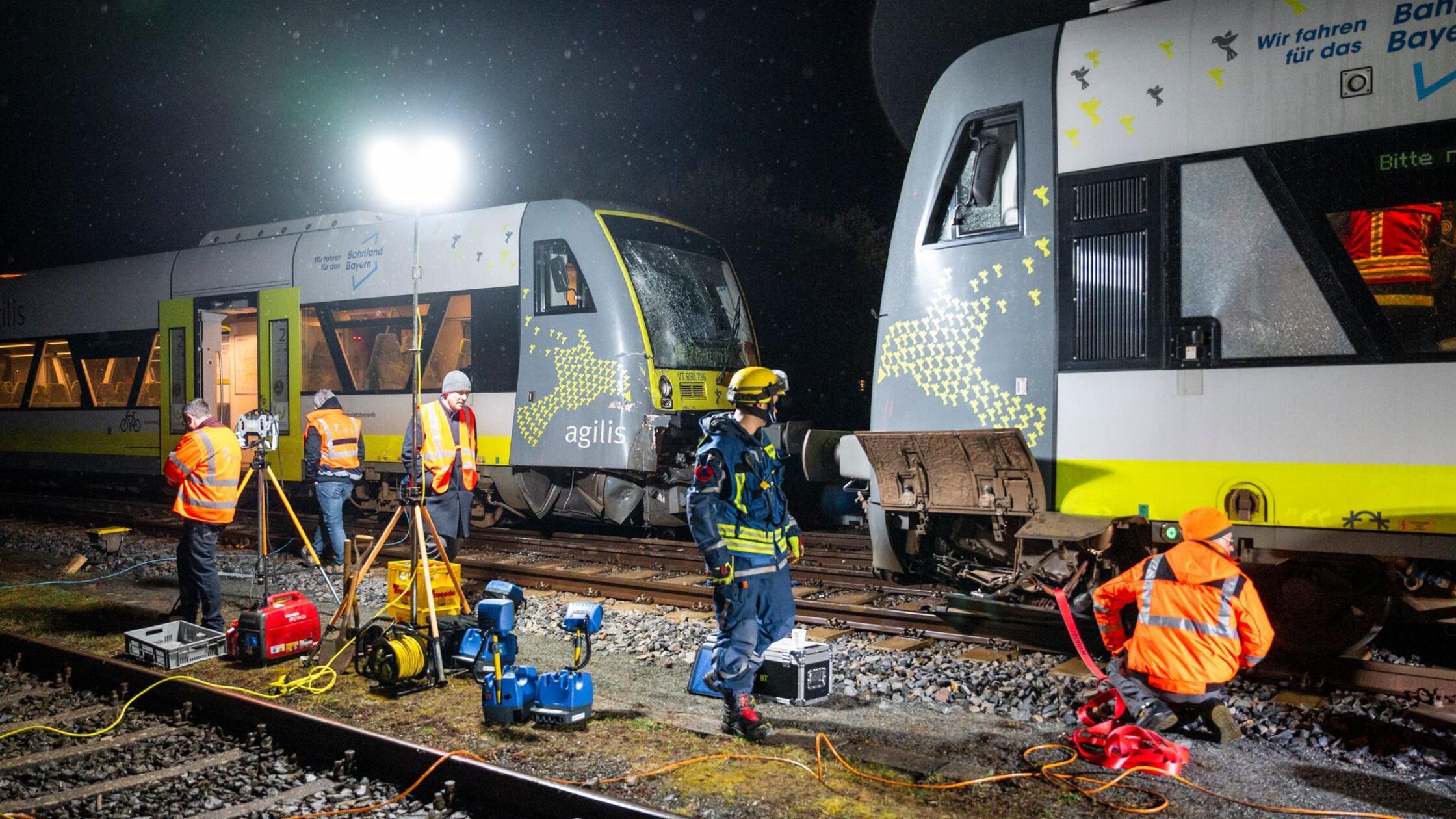 Einsatzkräfte des THW und der Agilis Verkehrsgesel