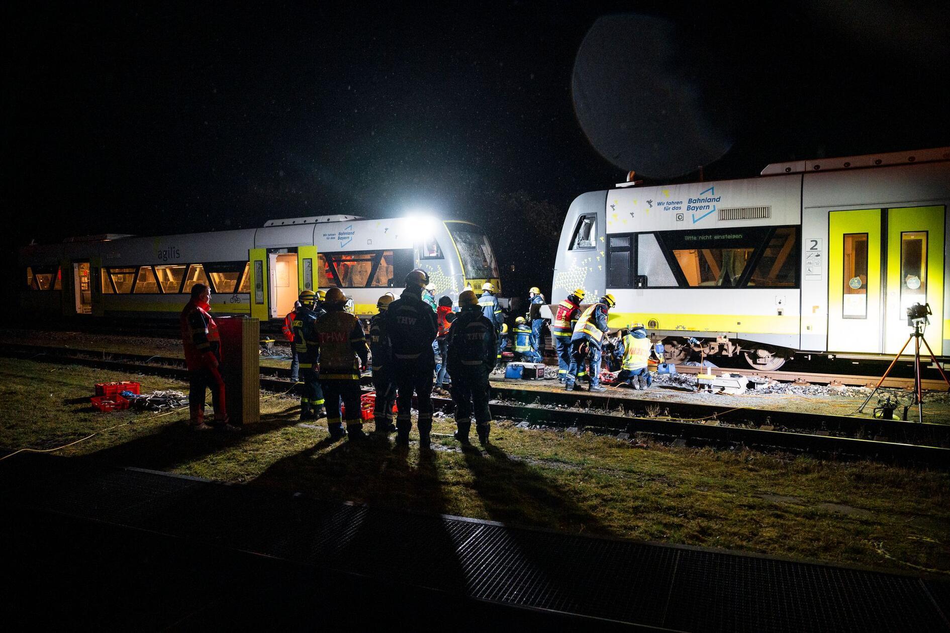 Eine Bahn mit 13 Fahrgästen an Bord fuhr, nach derzeitigem Ermittlungsstand, in den Bahnhof ein, der zweite Zug war ohne Fahrgäste auf einer Rangierfahrt zum Betanken unterwegs. Nach Polizeiangaben wird unter anderem geprüft, ob der Lokführer des rangierenden Zugs womöglich seinen einfahrenden Kollegen übersehen hat.