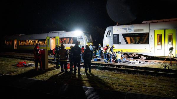 Eine Bahn mit 13 Fahrgästen an Bord fuhr, nach derzeitigem Ermittlungsstand, in den Bahnhof ein, der zweite Zug war ohne Fahrgäste auf einer Rangierfahrt zum Betanken unterwegs. Nach Polizeiangaben wird unter anderem geprüft, ob der Lokführer des rangierenden Zugs womöglich seinen einfahrenden Kollegen übersehen hat.