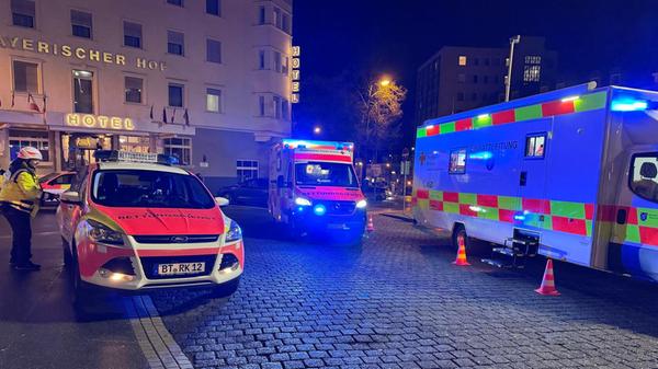 Die Anzahl der Verletzten beziehungsweise die Schwere der Verletzungen wurden im Lauf des Abends immer wieder korrigiert. Zunächst ging die Bundespolizei (Stand 19.45 Uhr) von drei leicht verletzten Personen aus. Dann teilte ein Sprecher mit (Stand 20.45 Uhr), dass alle 15 beteiligten Personen verletzt wurden. Inzwischen wurde die Zahl nach Informationen der Deutschen Presse-Agentur (dpa) nochmals nach unten korrigiert. Laut BRK gab es einen Schwerverletzten, einen mittelschwer Verletzten und fünf Leichtverletzte. Weitere acht Menschen seien durch die Einsatzkräfte betreut worden.